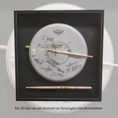 Gesigneerd drumvel ingelijst in een verdiepte lijst