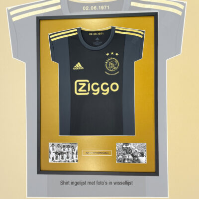 Ingelijst Ajax-voetbalshirt met foto’s in een verdiepte baklijst