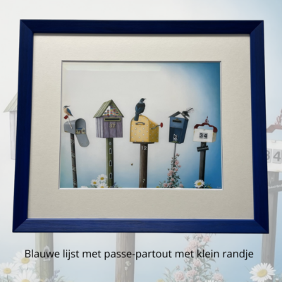 Werk met een passe-partout en een smal gekleurd randje in een blauwe lijst