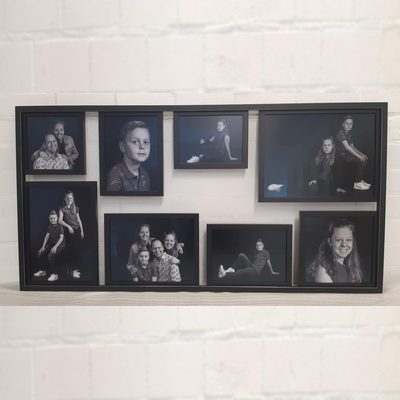 Fotocollage van acht ingelijste portretten die samen één grote wandlijst vormen