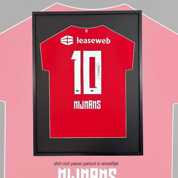 Rood voetbalshirt met rugnummer 10 van Mijnans, met passe-partout in een wissellijst