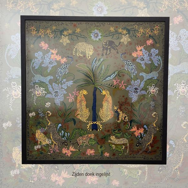 Zijden doek met luipaarden en bloemen strak opgespannen en ingelijst