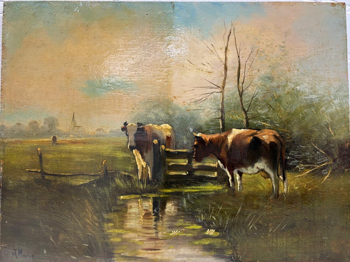 Olieverfschilderij van twee koeien bij een sloot, ongereinigd en zonder lijst, met een vergeelde waas over de lucht