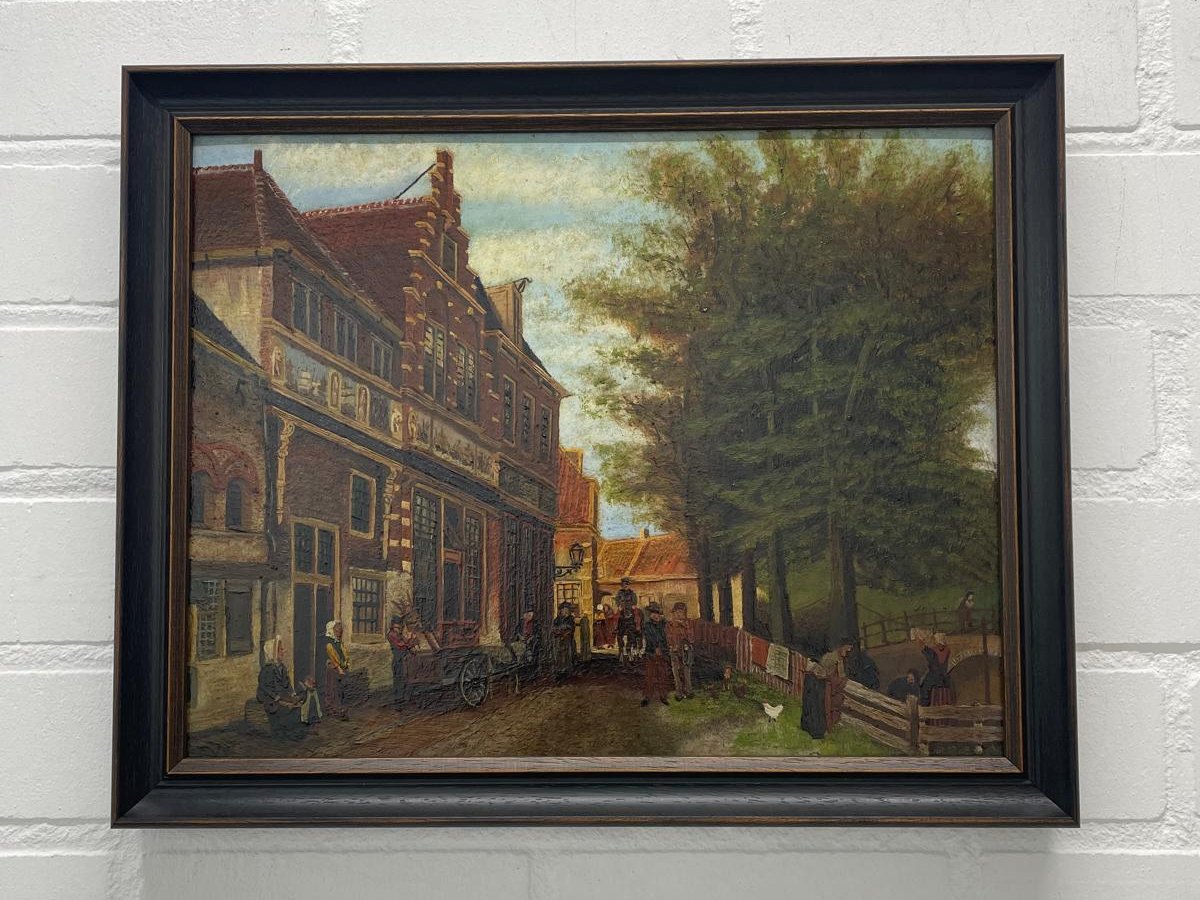 Het gereinigde straatgezicht in een donkere lijst, opgehangen aan een witte muur