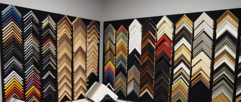 De stalenwand met honderden lijstprofielen in het atelier van Heijnen Decor
